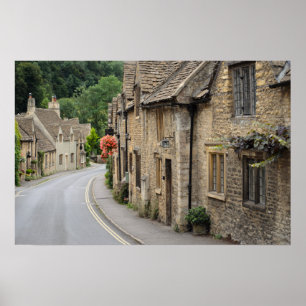 Honigfarbene Hütten in Castle Combe, britisches Po Poster