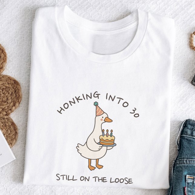 Honking Into Birthday Goose Funny Custom Age T-Shirt (Von Creator hochgeladen)