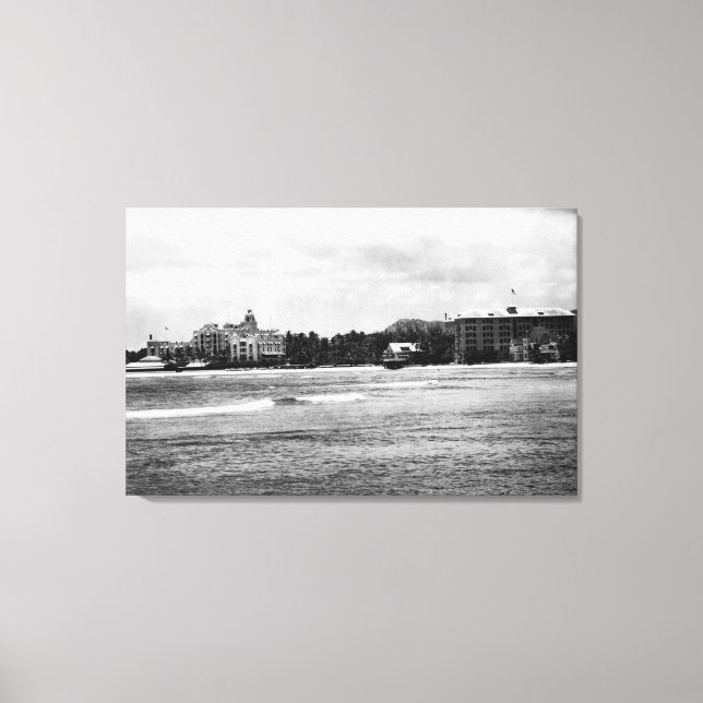 Honolulu, HA - Aussicht auf Moana & Royal Hawaiian Leinwanddruck (Vorderseite)