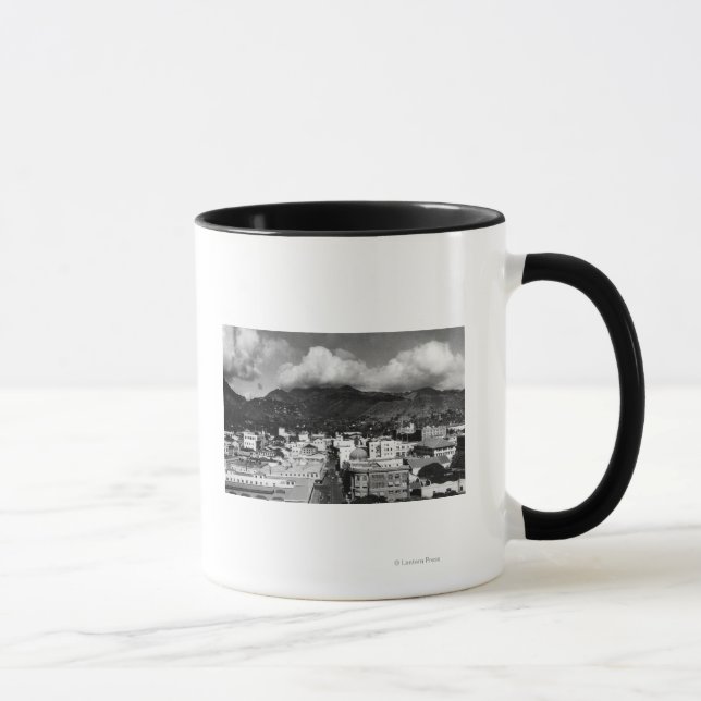 Honolulu, HA - Stadtansicht von Aloha Tower Tasse (Rechts)