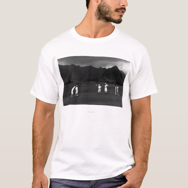 Honolulu, Hawaii - Golfspieler, die am Land T-Shirt (Vorderseite)