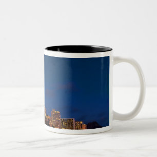 Honolulu, Oahu, Hawaii. Nachtexposition Zweifarbige Tasse