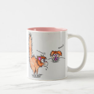 Hooch die Katze erschrocken durch einen Hund Zweifarbige Tasse