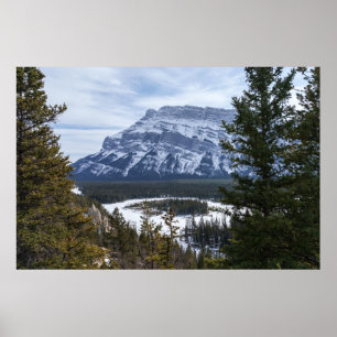 Hoodoos und Snowy Tunnel Mountain, Alberta Poster
