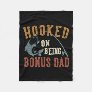 Hooked on being Bonus Vater Vatertag Angeln Sohn Fleecedecke