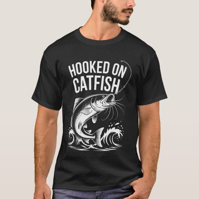 Hooked On Catfish Retro Angling Zitat T-Shirt (Vorderseite)