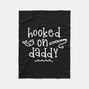 Hooked on Daddy Funny Fishing Vatertag Fischer Fleecedecke