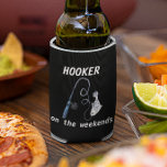 Hooker auf den Wochenenden Funny Fishing Dosenkühler<br><div class="desc">Dieses Design wurde durch digitale Kunst erstellt und kann personalisiert werden, indem Sie auf den Knopf Anpassen klicken und die Farbe ändern, einen Namen, Initialen oder Ihre Lieblingssprache hinzufügen. Kontaktieren Sie mich unter colorflowcreations@gmail.com , wenn Sie dieses Design für ein anderes Produkt haben möchten. Kaufen Sie meine originale abstrakte Acrylmalerei...</div>