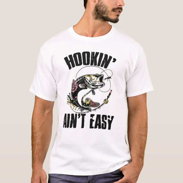 Hookin’ Ain’t Easy Fishing T-Shirt – Funny Angler  (Vorderseite)