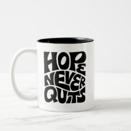Hope Never Quits Inspirational Typography Design Zweifarbige Tasse