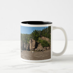 Hopewell Rocks und das Gezeiten-Erforschungsgeländ Zweifarbige Tasse