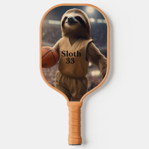 Hopfen und Hangs: Der Slam Dunking Sloth, Pickleball Schläger