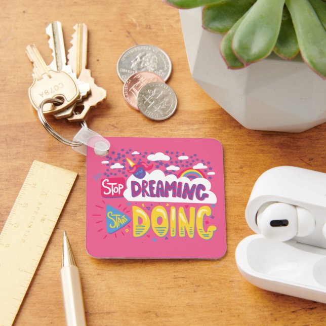 Hör auf zu träumen, fang an, dunkles Violetmetall  Schlüsselanhänger (Schreibtisch)