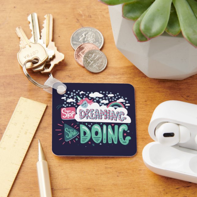 Hör auf zu träumen, mach Dunkelblau. Schlüsselanhänger (Schreibtisch)