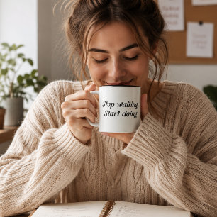 Hör auf zu warten, fang an zu handeln – Fette Moti Zweifarbige Tasse