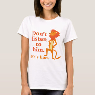 Hör nicht auf ihn. Er ist Löwe. T-Shirt