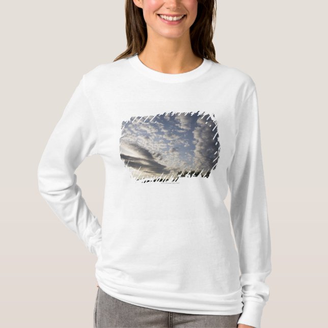 Horizont-Himmel-Ansicht mit Wolken T-Shirt (Vorderseite)
