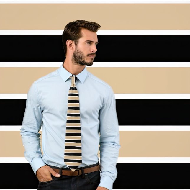 Horizontale Krawatte weiß, schwarz und tan (Man wearing necktie with tan, black and white striped tie. Background matches tie.)