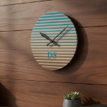 Horizontale Streifen, braun und blau, Monogramm Runde Wanduhr<br><div class="desc">Eine stilvolle Uhr mit horizontalen Streifen in Braun,  Beige und Blau in einem modernen minimalistischen Design mit einer Touch von Strandvibes.</div>