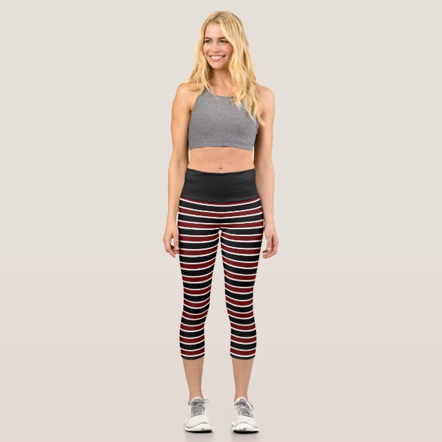 Horizontales schwarzes Maroon-Muster Capri Leggings (Vorderseite)