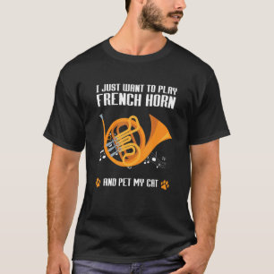 Hornist spielt französisches Horn und streichelt m T-Shirt