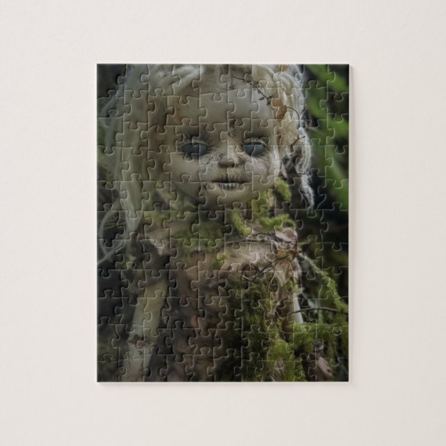 Horror Creepy Doll im Wald Puzzle (Vertikal)