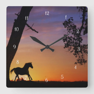 Horse Sunset and Oak Tree Quadratische Wanduhr