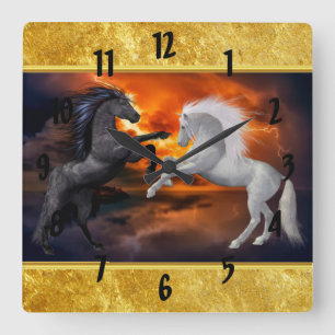 Horses fighting in a bad lightning storm quadratische wanduhr