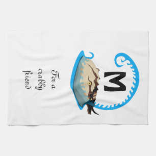 Horseshoe Crab Playing in der Water Monogram Geschirrtuch