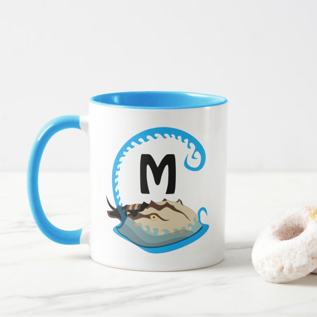 Horseshoe Crab Playing in der Water Monogram Tasse (Mit Donut)