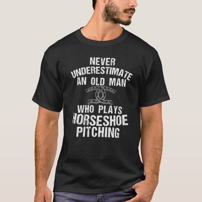 Horseshoe Pitching Cooles Old Man Throw Game T-Shirt (Vorderseite)