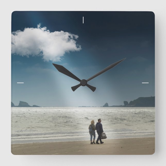 Hört an einem Strand. Quadratische Wanduhr (Vorderseite)