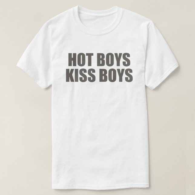 Hot Boys Kiss Boys | LGBTQ+-Preisangabe | Doja T-Shirt (Design vorne)