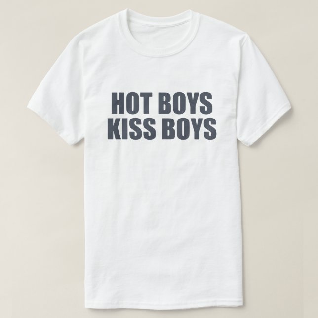 Hot Boys Kiss Boys | LGBTQ+-Preisangabe | Doja T T-Shirt (Design vorne)