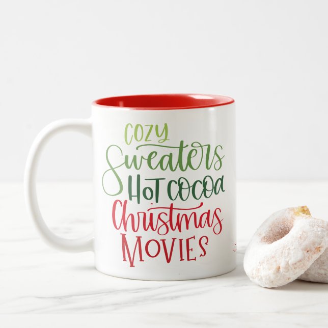 Hot Chocolate Christmas Red Green Whimsy Text Zweifarbige Tasse (Mit Donut)