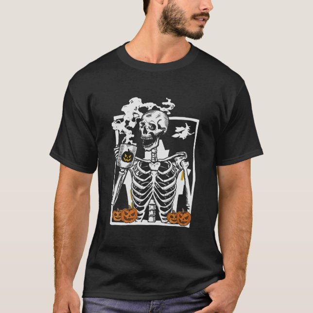 Hot Coffee Skeleton Drinking Halloween Skull Pumpk T-Shirt (Vorderseite)