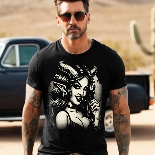 Hot Devil Woman T-Shirt (Von Creator hochgeladen)