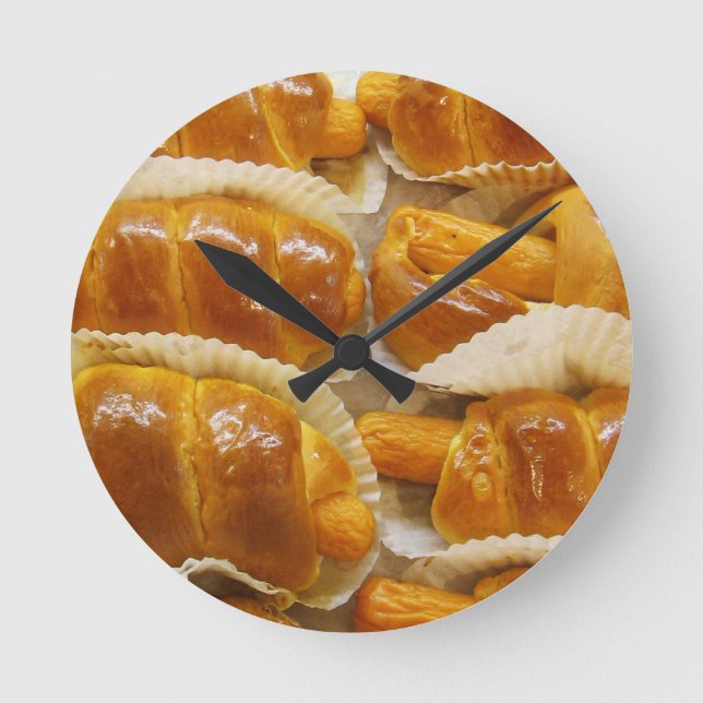 Hot Dog Cake ... Asiatische Nachspeise Runde Wanduhr (Vorderseite)