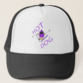 Hot Dog Funny Skifahren Mops Lila Jacket und Skis Truckerkappe