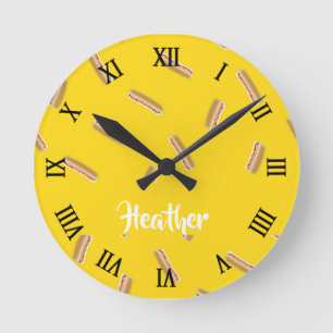 Hot dog pattern on yellow runde wanduhr