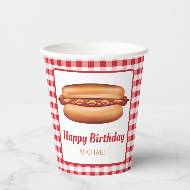 Hot Dog Snack auf Red Gingham Happy Birthday Pappbecher (Vorderseite)