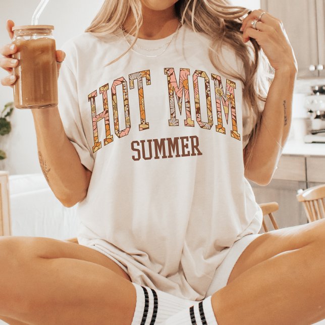 Hot Mama Summer | New Mama | Schwangerschaftsankün T-Shirt (Von Creator hochgeladen)