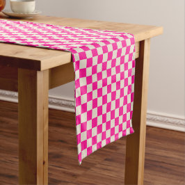 Hot pink and tan checkerboard pattern kurzer tischläufer
