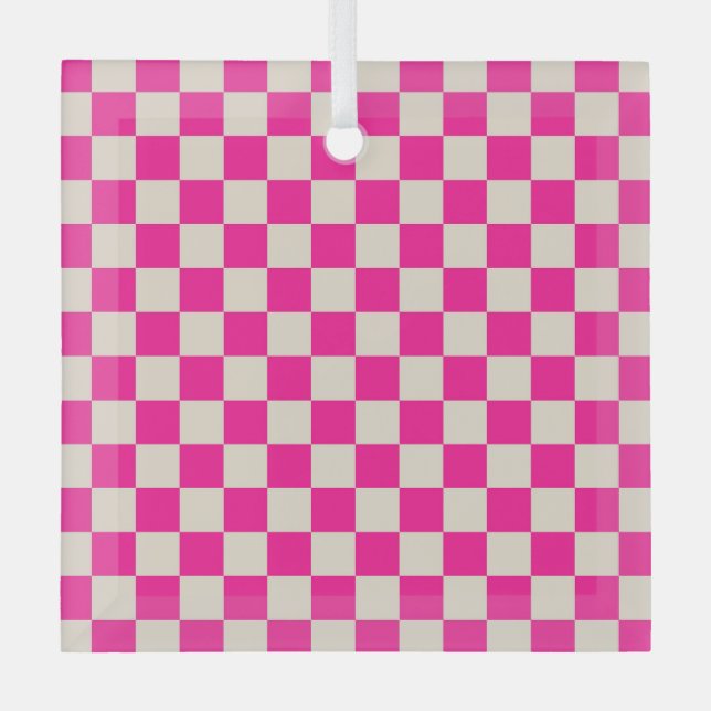 Hot pink and tan checkerboard pattern ornament aus glas (Vorderseite)