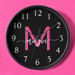 Hot Pink Black Modern Script Name Girl Monogram<br><div class="desc">Machen Sie mit unserer Hot Pink Modern Script Girly Monogram Name Large Clock eine mutige Aussage in Ihrem Raum! Mit einem lebhaften, heißen rosa Design und personalisiert mit Ihrem Namen in einem eleganten, modernen Drehbuch fügt diese Uhr jedem Zimmer eine stilvolle und persönliche Touch hinzu. Ideal für Schlafzimmer, Büroräume oder...</div>
