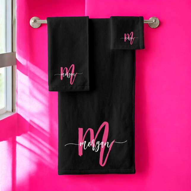 Hot Pink Black Modern Script Name Girl Monogram Badhandtuch Set (Von Creator hochgeladen)