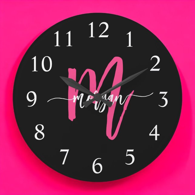 Hot Pink Black Modern Script Name Girl Monogram Große Wanduhr (Von Creator hochgeladen)