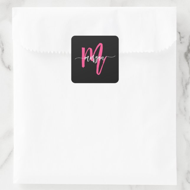 Hot Pink Black Modern Script Name Girl Monogram Quadratischer Aufkleber (Tasche)