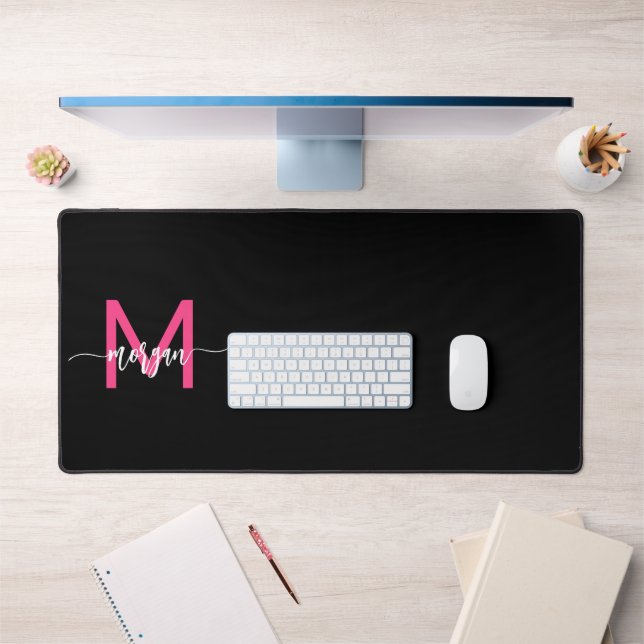 Hot Pink Black Modern Script Name Girl Monogram Schreibtischunterlage (Büro 1)