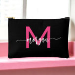 Hot Pink Black Monogram Name Girl's Script Zubehörtasche<br><div class="desc">Organisieren Sie Ihre Essentials stilvoll mit unserem Hot Pink Monogram Name Girl's Script Accessory Pouch! Mit seinem kühnen, rosa Design ist dieser Beutel mit Ihrem Namen in einem eleganten Script-Schriftart personalisiert für eine schicke, individuelle Touch. Perfekt für die Lagerung von Kosmetika, Schreibwaren oder kleinen Accessoires, kombiniert es Praktikabilität mit Flair....</div>